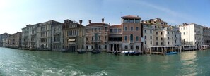 Une rangée de bâtiments historiques bordant un canal à Venise.