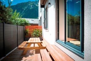 Outdoor dining - Cosy Central Apartment with Terrace (Chamonix-Mont-Blanc)