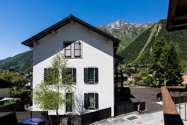 Exterior - Cosy Central Apartment with Terrace (Chamonix-Mont-Blanc)