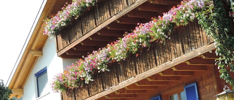 Un edificio de madera con balcones decorados con flores.
