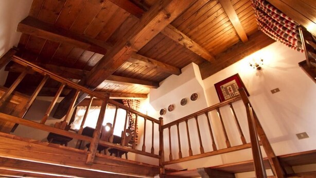 A wooden staircase with a railing leading to a lower level. - San Vito: Beautiful apartment a stone's throw from Cortina d 'Ampezzo (San Vito di Cadore)