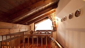 A wooden staircase leading to an attic room with a window and a view of the outside. - San Vito: Beautiful apartment a stone's throw from Cortina d 'Ampezzo (San Vito di Cadore)