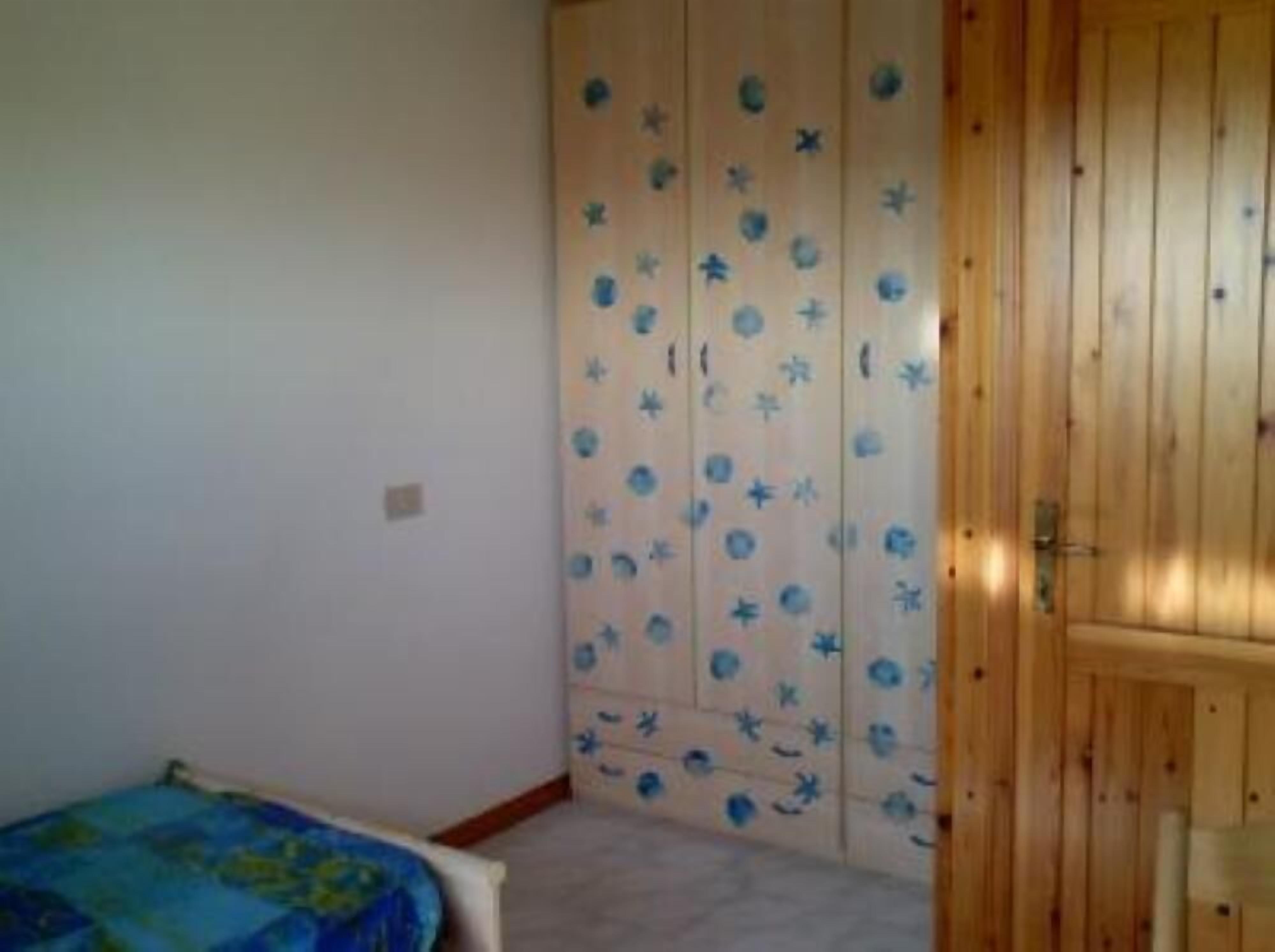 2 habitaciones y tabla de planchar con plancha 