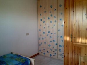 2 dormitorios y tabla de planchar con plancha