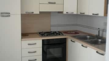 Kühlschrank, Ofen, Herdplatte, Wasserkocher mit Kaffee-/Teezubehör