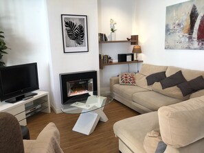 Smart-TV, Kamin, DVD-Player, Bücher