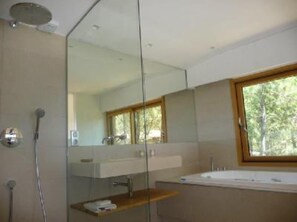Bañera con ducha, secador de pelo, toallas, jabón