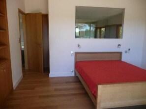 3 bedrooms, in-room safe, desk, iron/ironing board