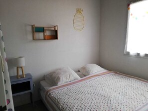 3 bedrooms, iron/ironing board, travel cot