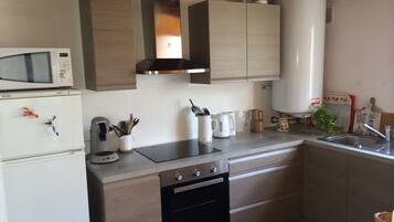 Een koelkast, een microgolfoven, een oven, een kookplaat