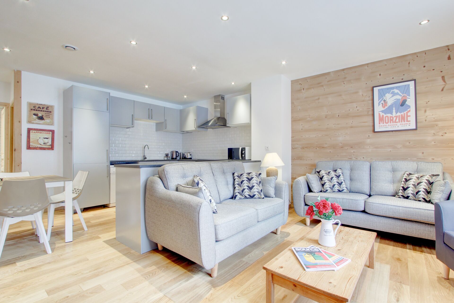 TV, bøker og stereoanlegg