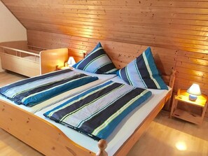 2 Schlafzimmer, Reisekinderbett