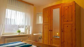 2 slaapkamers, reisbedje