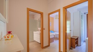 Un interior moderno que incluye un baño, un dormitorio y un pasillo.