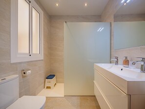 Sèche-cheveux, serviettes fournies