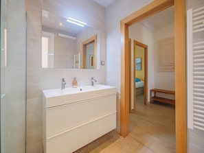 Sèche-cheveux, serviettes fournies