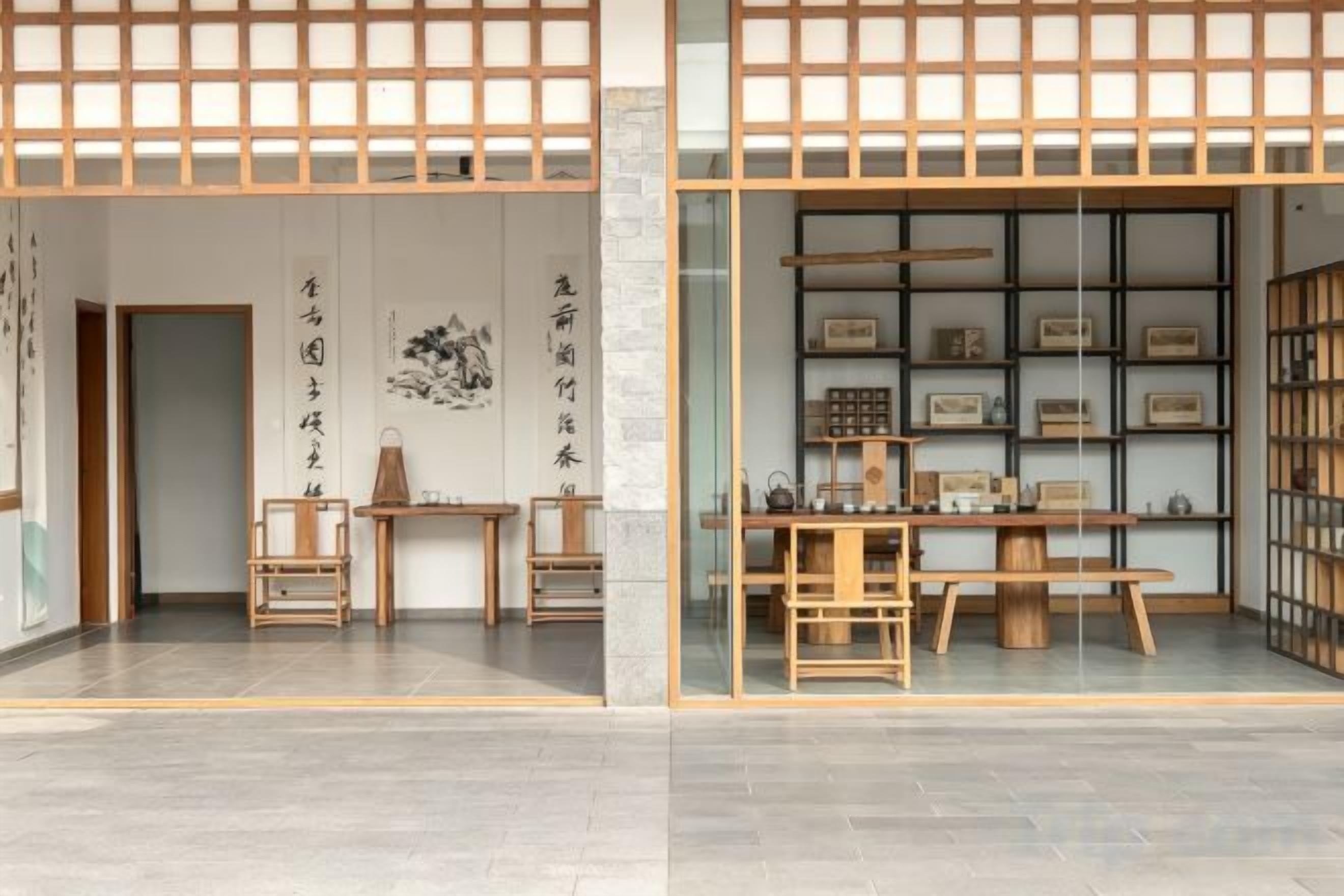 Un interno in stile tradizionale giapponese, con pavimento in tatami, arredi in legno e calligrafia alle pareti.