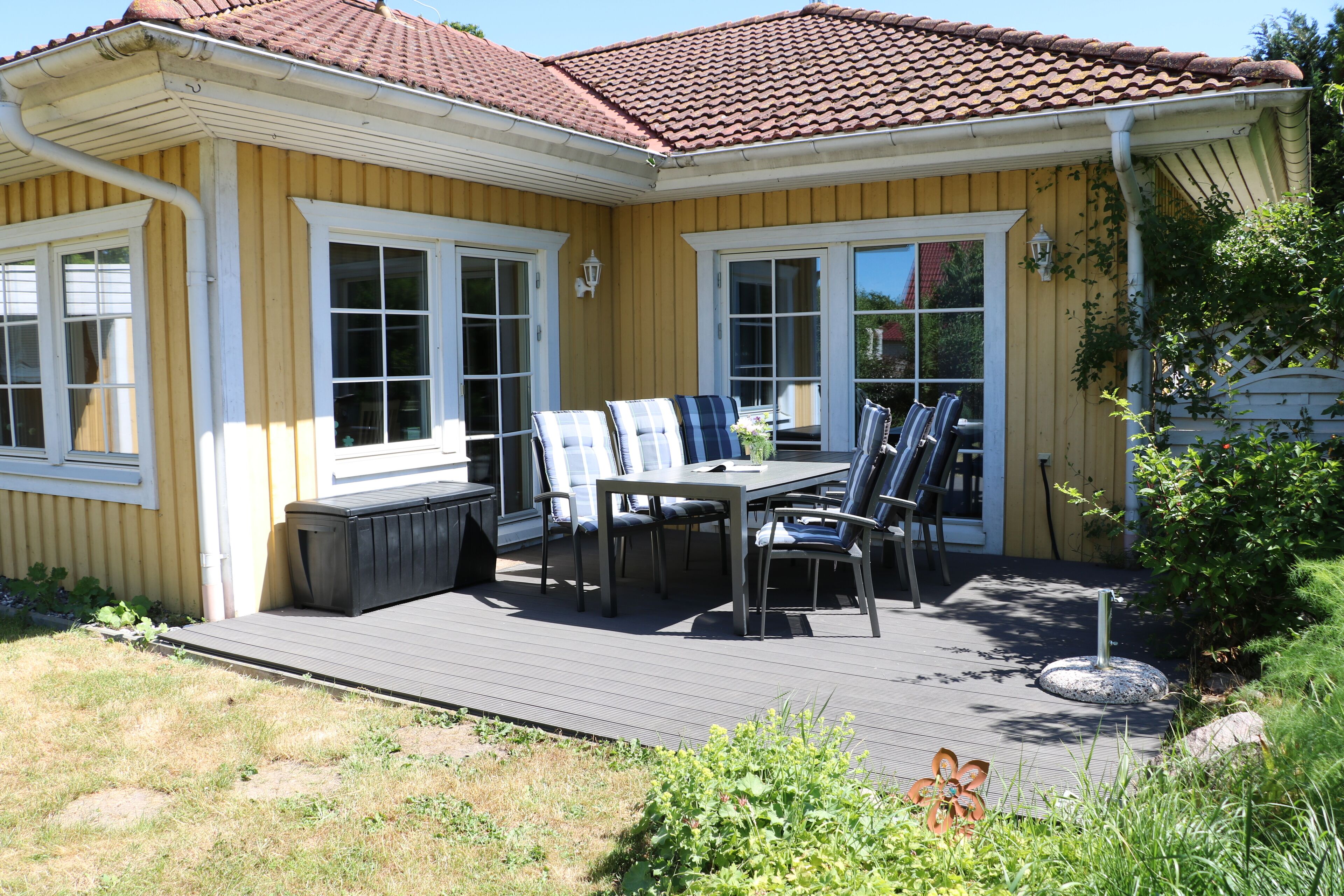 Right on the bay. Close to the beach. For 6 people
