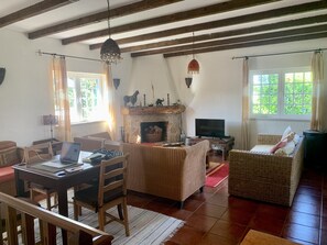 Smart TV, fireplace, stereo