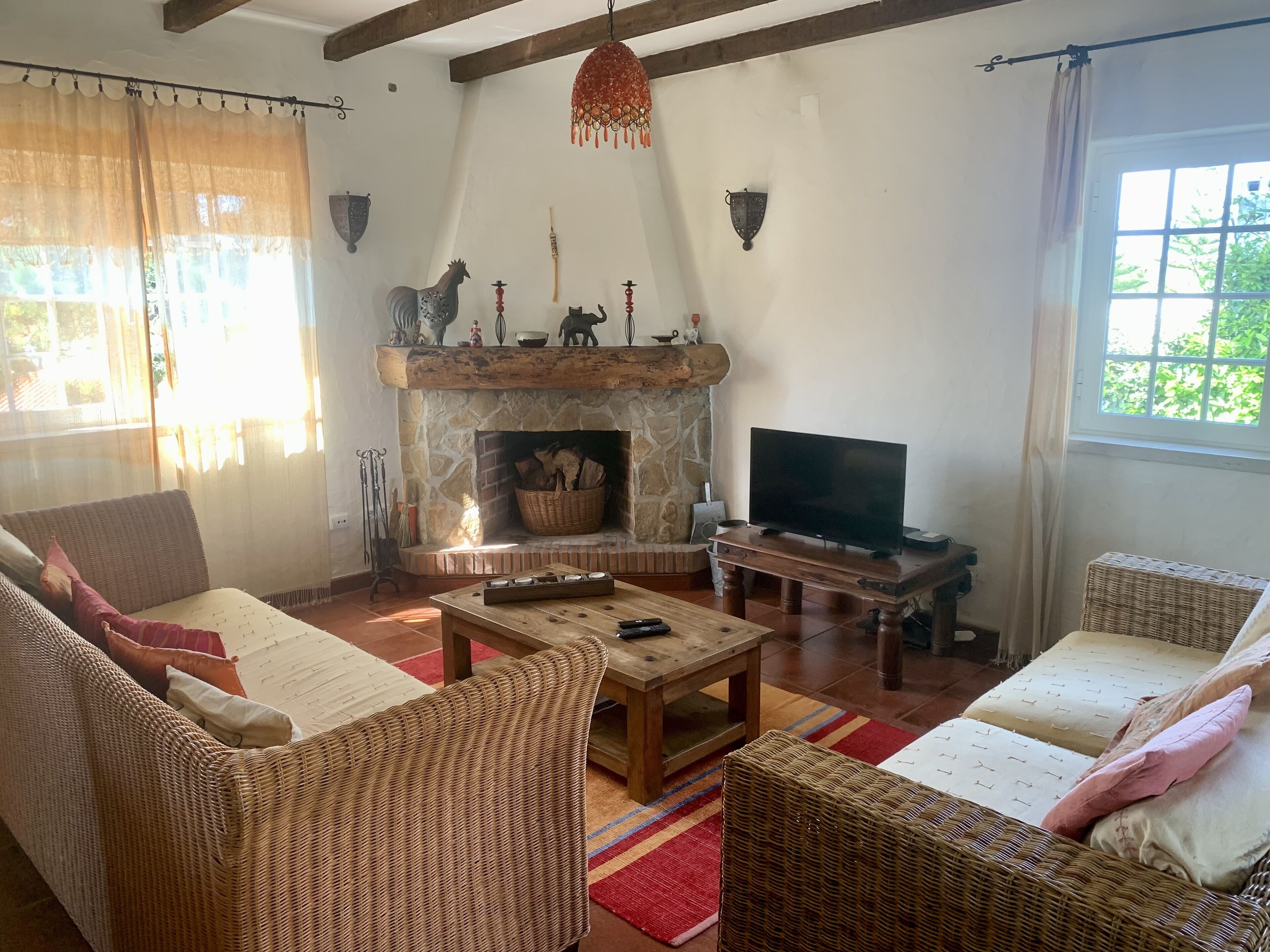 TV connectée, cheminée, chaîne hi-fi