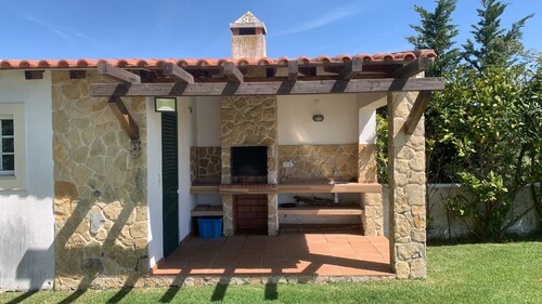 Villa con piscina y jardín al lado de golf y playa.