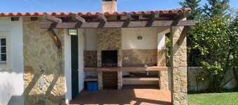 Villa med pool og have ved siden af golf og strand