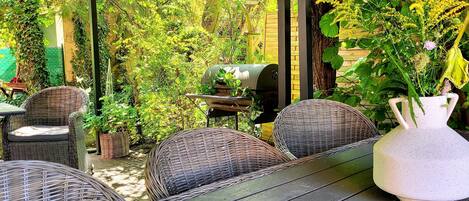 تناول الطعام بالخارج