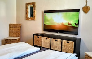 Iron/ironing board, travel cot, free WiFi