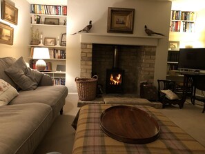 Smart TV, fireplace, DVD player, books - Luxury 5 star chocolate box thatched cottage close to west Wight beaches (Calbourne)