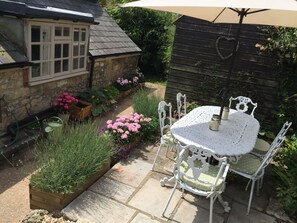 Outdoor dining - Luxury 5 star chocolate box thatched cottage close to west Wight beaches (Calbourne)