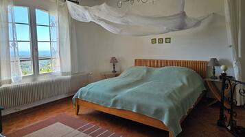 3 bedrooms, iron/ironing board, travel crib, free WiFi