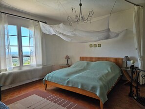 3 bedrooms, iron/ironing board, travel crib, free WiFi