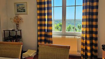 3 dormitoris, planxa i posts de planxar i un bressol de viatge