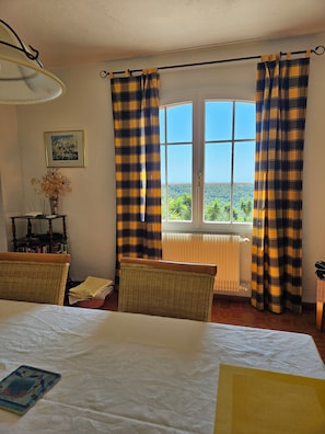 3 slaapkamers, een strijkplank/strijkijzer, reisbedje, gratis wifi
