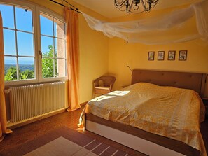 3 makuuhuonetta, silitysrauta/-lauta, vauvan matkasänky, ilmainen Wi-Fi