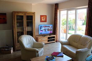 Fernseher, Videospiele, DVD-Player, Tischtennisplatte