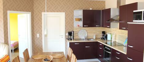 冰箱、微波炉、烤箱、炉灶