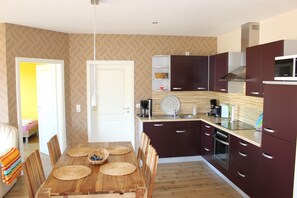 Fridge, microwave, oven, stovetop - Golfing, surfing, cycling, swimming, relaxing - what more does a person need? (Fehmarn)