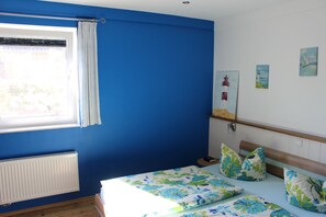 2 bedrooms, in-room safe, iron/ironing board, WiFi - Golfing, surfing, cycling, swimming, relaxing - what more does a person need? (Fehmarn)