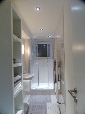 Bathtub, free toiletries, hair dryer, towels - Wolke 7' NEW, 110qm,garden,terrace,freeW-Lan,3 bedrooms, beds2,20m,2bathrooms (Garmisch-Partenkirchen)