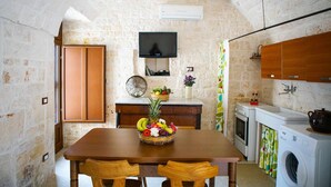 Fridge, oven, toaster, cookware/dishes/utensils - Masseria Guadiano Vecchio - Casa Forlì (Monopoli)