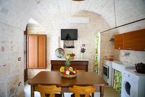 Kühlschrank, Ofen, Toaster, Kochgeschirr/Geschirr/Besteck