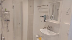 Badewanne, Haartrockner, Handtücher