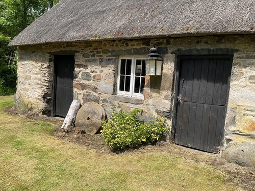 Unique thatched cottage ,restored to highest spec in gorgeous countryside