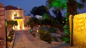 Un camí de pedra que condueix a un edifici amb un rètol que diu "Villa Petra".