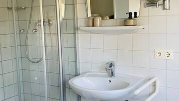 Dusche, Haartrockner, Handtücher, Seife
