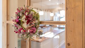 A wooden-framed door with a decorative wreath. - Apartment Obsthof - Altländer Obsthof (Hollern-Twielenfleth)