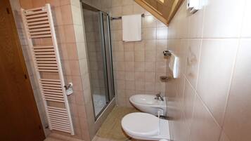 Ducha, secador de pelo, bidé y toallas