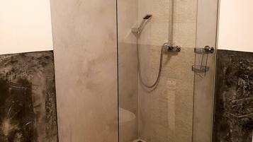 Dusche, Haartrockner, Toilettenpapier