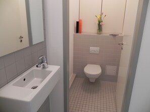 Douche, sèche-cheveux, serviettes fournies